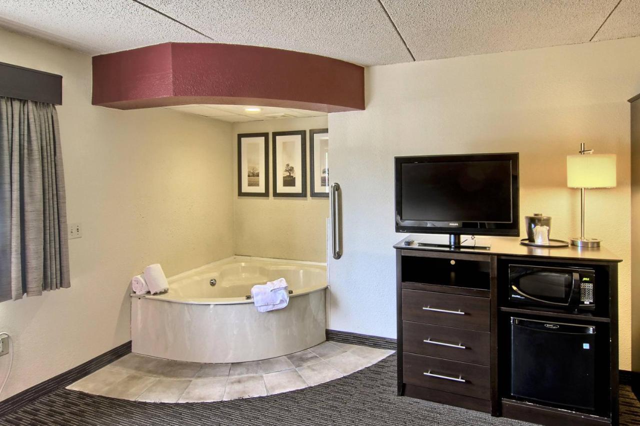 Blossom Hotel & Suites Traverse City Eksteriør billede