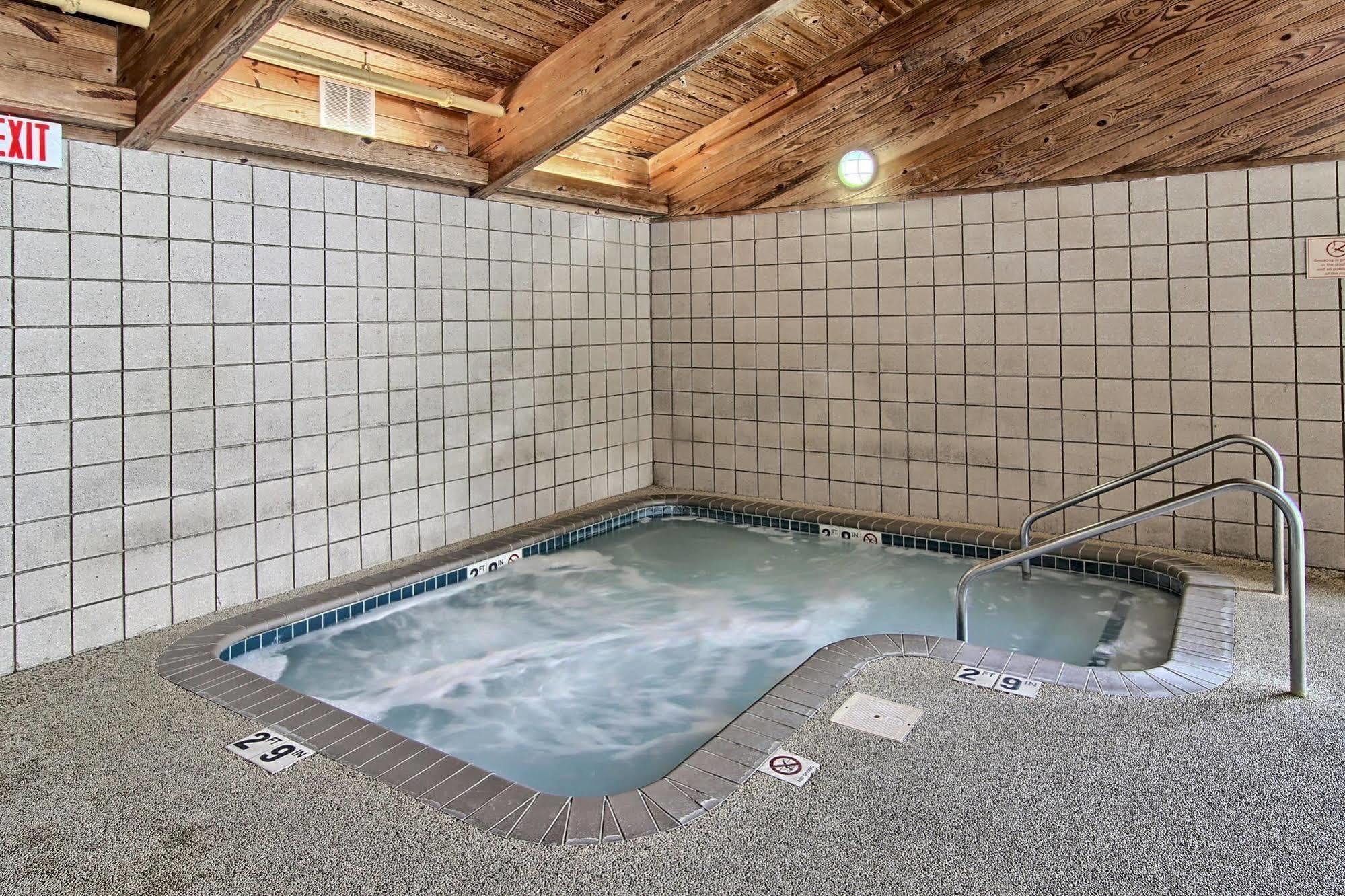 Blossom Hotel & Suites Traverse City Eksteriør billede